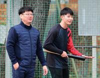 　父・浩二さんと自主トレに姿を見せた山田（撮影・金田祐二）