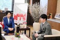 　吉村美栄子県知事（左）と懇談する中野（右）