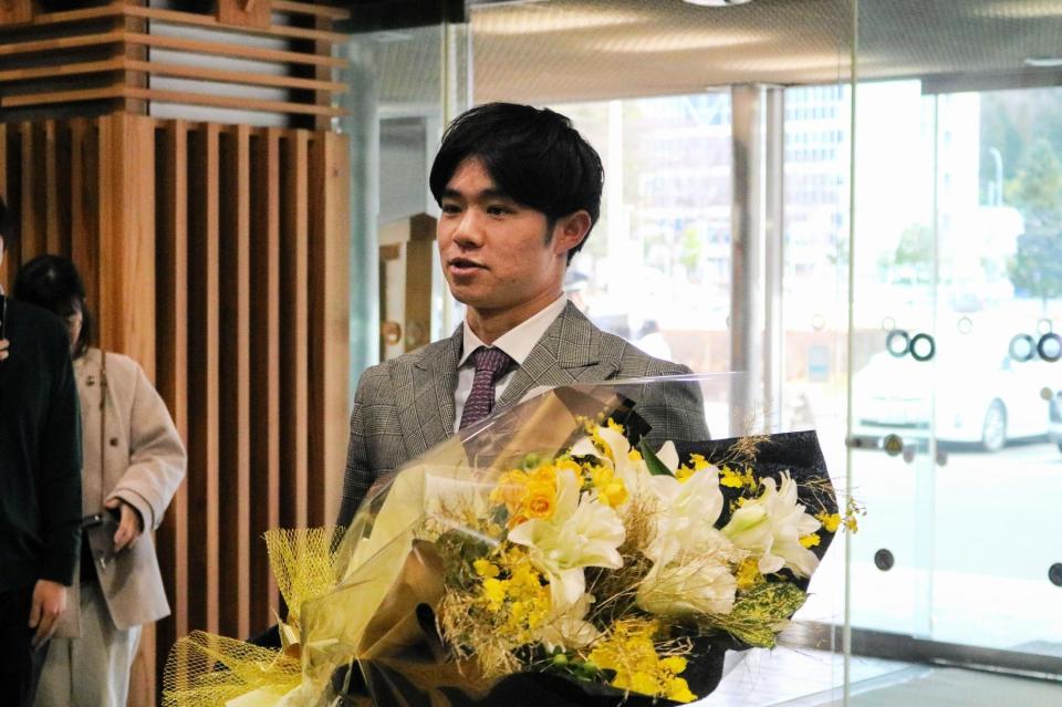 　山形県スポーツ栄光賞授与式で山形県庁を訪れ、花束を受け取る中野