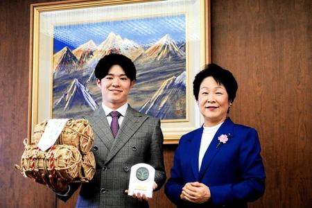　山形県スポーツ栄光賞授与式に参加し、吉村美栄子県知事（右）から贈呈品を受け取る中野