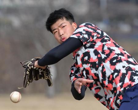 自主トレを公開し汗を流す百崎（撮影・立川洋一郎）