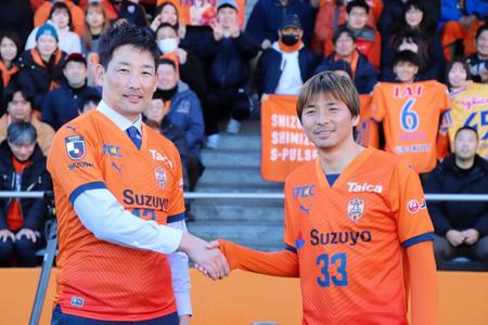 　清水の乾（右）から新ユニホームを贈られた岩崎