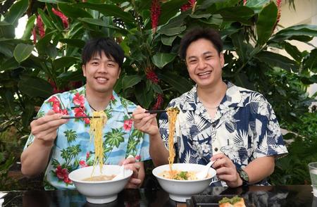 　才木（左）とラーメンを食べる大竹＝２０２３年１２月１６日