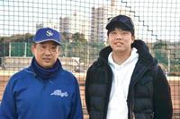 　昨年末、母校を訪れた才木（右）と須磨翔風高・中尾監督