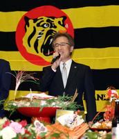 年始のあいさつをする粟井一夫球団社長（撮影・山口登）