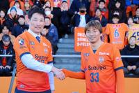 　清水の乾（右）から新ユニホームを贈られた岩崎
