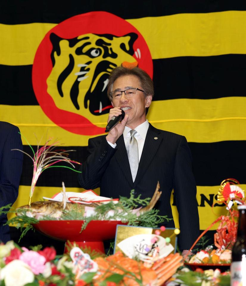 年始のあいさつをする粟井一夫球団社長（撮影・山口登）