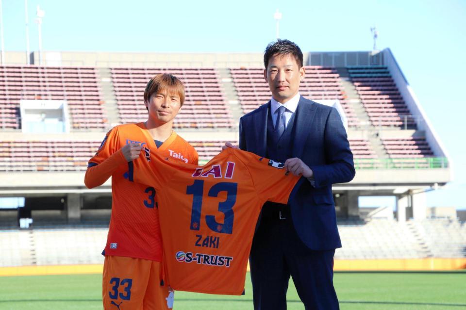 　清水の乾（左）から新ユニホームを贈られた岩崎