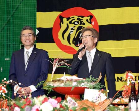 　年賀式であいさつする粟井球団社長（左は嶌村球団本部長）＝撮影・山口登
