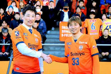 　清水・乾（右）から新ユニホームを贈られた岩崎（撮影・丸尾匠）