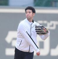 　キャッチボールをする加治屋（撮影・中田匡峻）