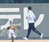 　外野を走る加治屋（撮影・中田匡峻）