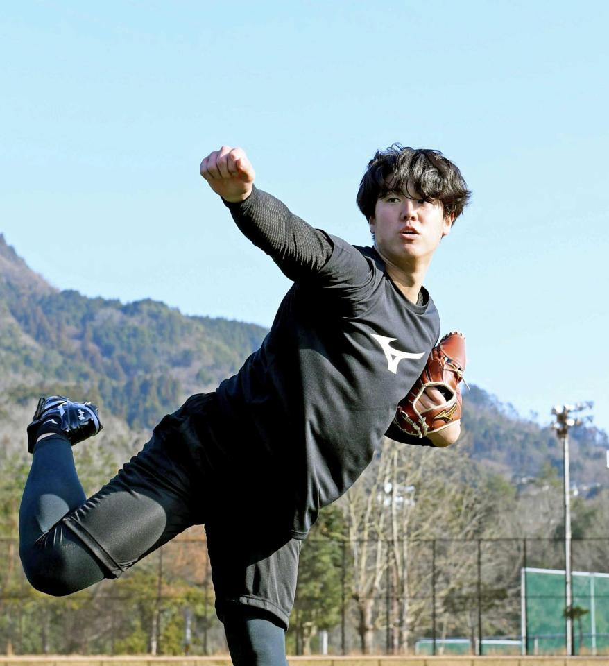 　青空の下で力強くキャッチボールする石黒