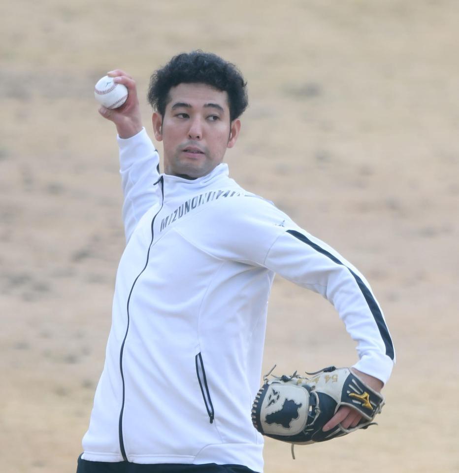 　キャッチボールをする加治屋（撮影・中田匡峻）