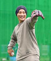 　自主トレを公開しキャッチボールをする木浪（撮影・立川洋一郎）