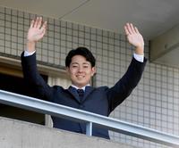 　入寮し、ベランダから手を振る下村（撮影・田中太一）