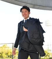 　寮に入る椎葉（撮影・中田匡峻）