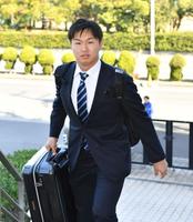 　入寮する津田（撮影・中田匡峻）