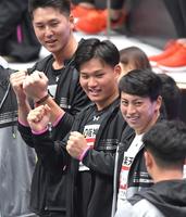 　ゲーム中に拳を握る森下（中央）＝撮影・北村雅宏