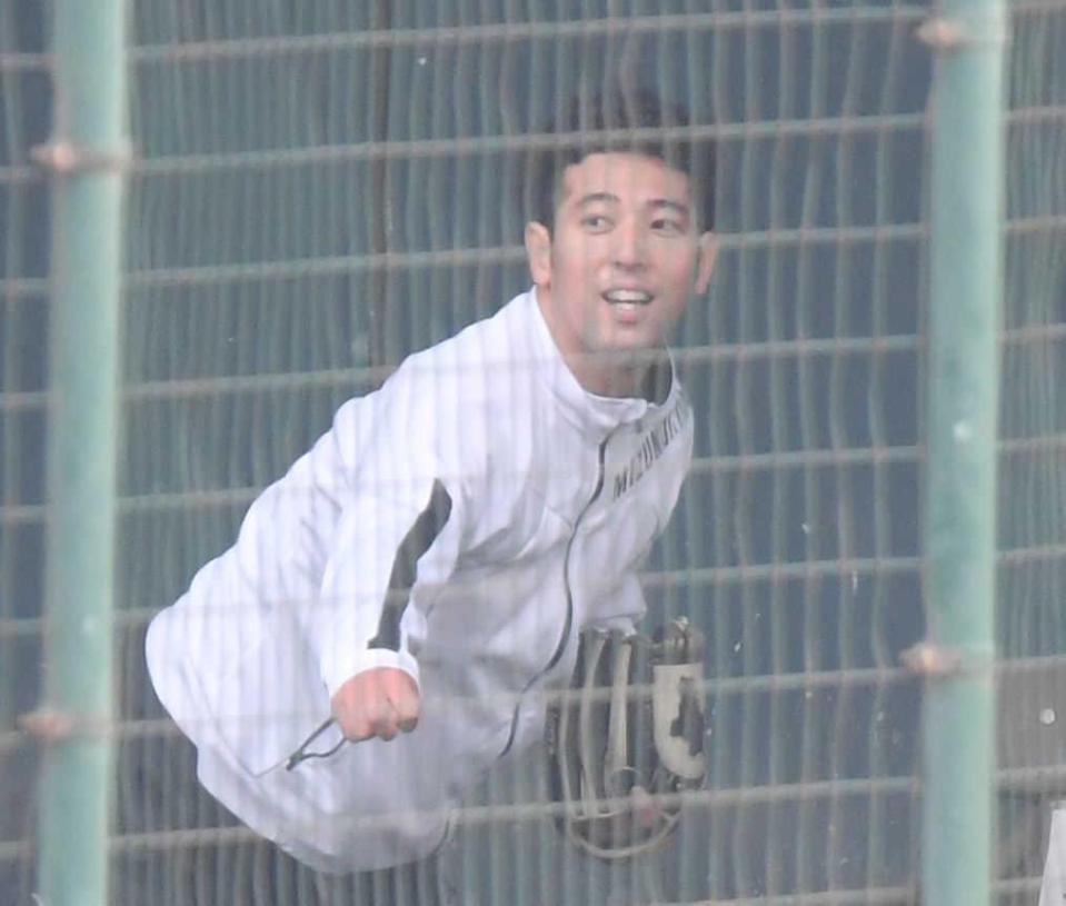 　ブルペンで投球練習を行った加治屋