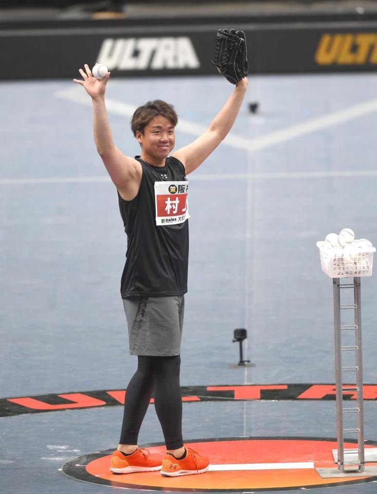 　ピッチング対決前、スタンドの声援に応える村上（撮影・北村雅宏）