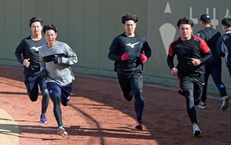 　走り込んで汗を流す（右から）椎葉、石黒、下村、津田（撮影・立川洋一郎）