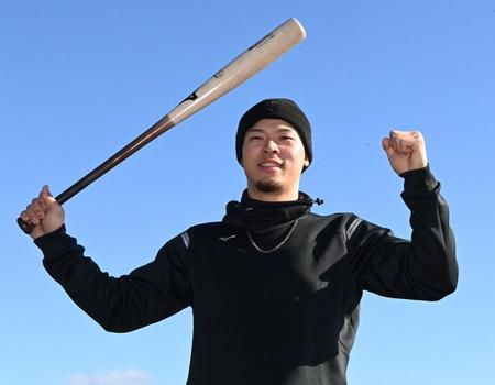 　自主トレを公開した佐藤輝（撮影・田中太一）