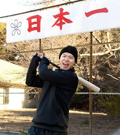 　今年も日本一や！ー。自主トレで素振りをする佐藤輝（撮影・田中太一）