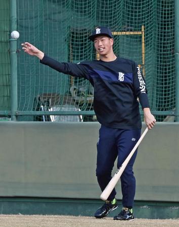 ペッパーをして汗を流す阪神・百崎蒼生＝鳴尾浜（撮影・立川洋一郎）