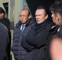 　新人の自主トレを視察する岡田監督と和田２軍監督（撮影・田中太一）