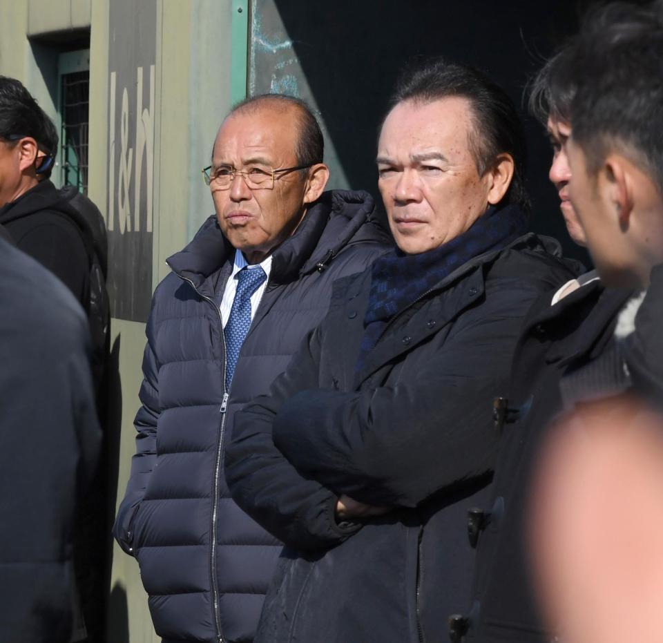 　新人の自主トレを視察する岡田監督と和田２軍監督（撮影・田中太一）