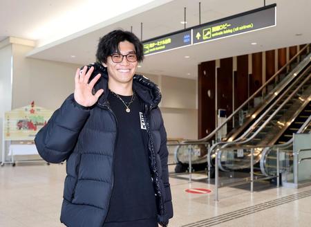 　自主トレを行うため渡米する湯浅（撮影・山口登）