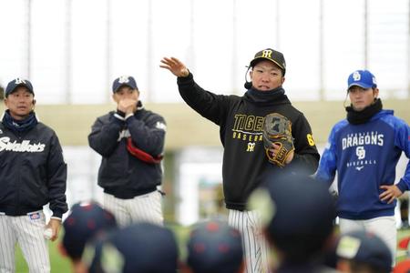 　野球教室に参加した石井（球団提供）