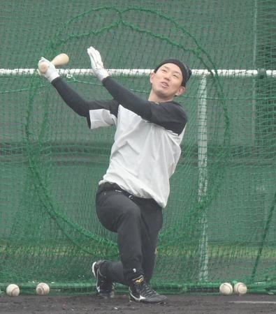 　打撃練習をする糸原（撮影・中田匡峻）