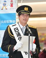 　一日通信司令官となり、集まった観客へ向けて呼びかける才木（撮影・立川洋一郎）