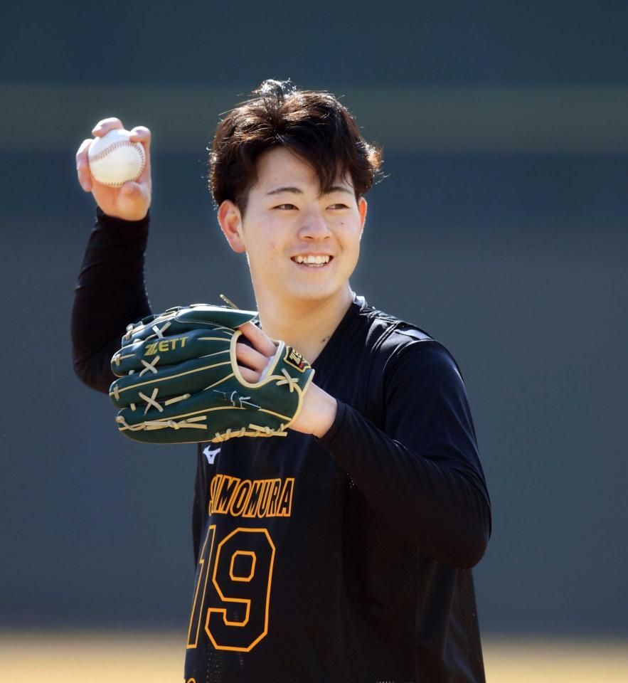 　トス打撃で投げ込む下村