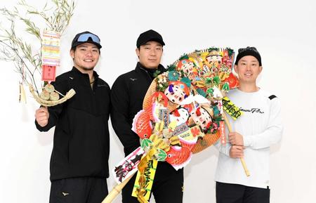 　自主トレを公開し、福笹を手にする小野寺暖（左）、熊手を手にする大山（中央）と糸原（撮影・中田匡峻）
