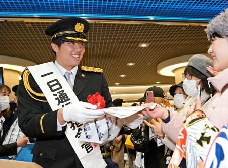 　グッズを配布する才木