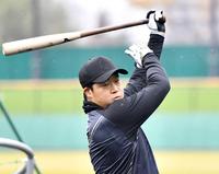 　雨の中、打撃練習をする大山（撮影・中田匡峻）