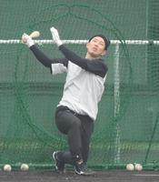 　打撃練習をする糸原（撮影・中田匡峻）