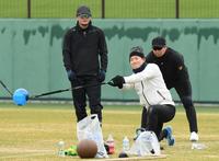 　トレーニングをする糸原（手前）。後方右は大山、後方左は小野寺（撮影・中田匡峻）