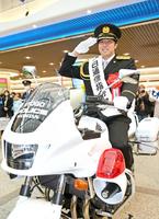 　白バイに乗って敬礼する才木（撮影・立川洋一郎）