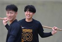 　練習中に笑顔を見せる石黒