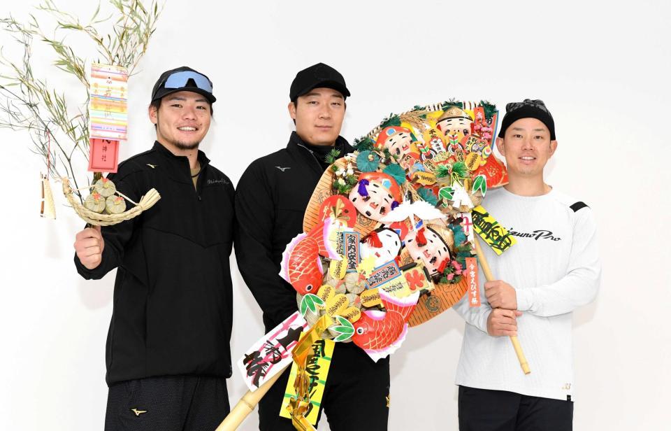 　自主トレを公開し、福笹を手にする小野寺暖（左）、熊手を手にする大山（中央）と糸原（撮影・中田匡峻）