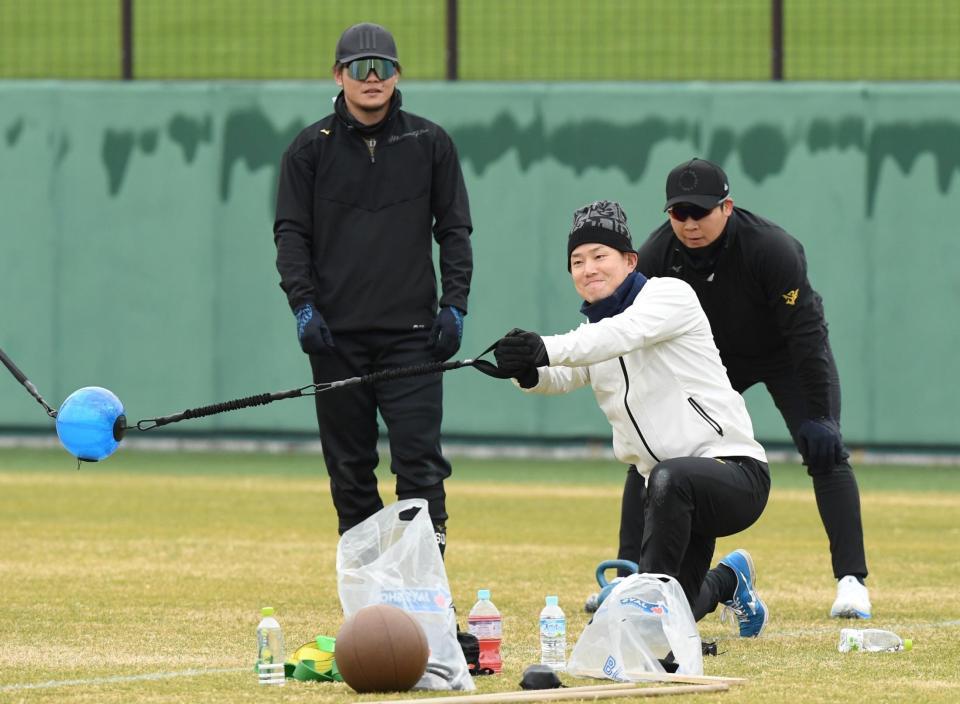 　トレーニングをする糸原（手前）。後方右は大山、後方左は小野寺（撮影・中田匡峻）