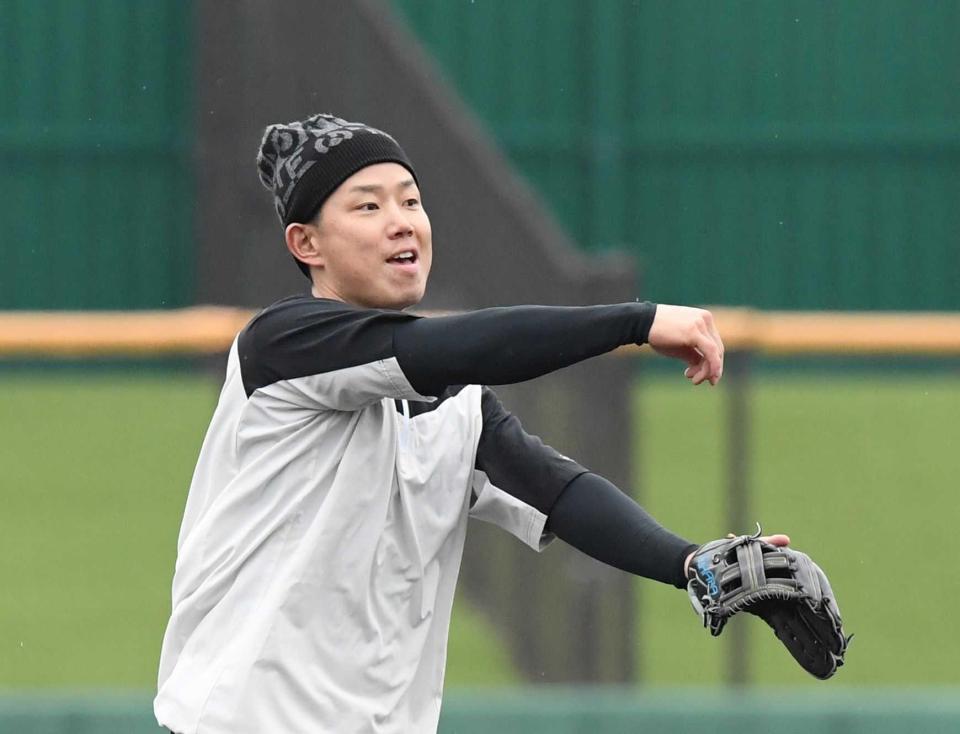 　はつらつとノックを受ける糸原