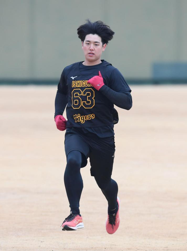 　ダッシュする石黒（撮影・石井剣太郎）