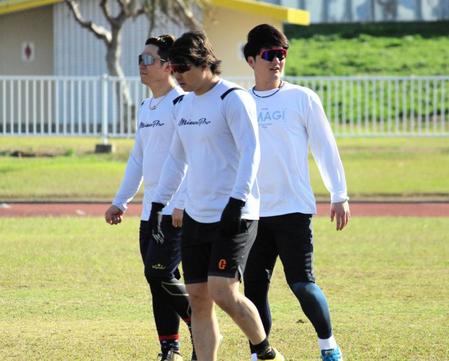 　徳之島で自主トレを行う渡辺諒（右端）