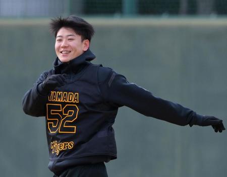 　ウオーミングアップで笑顔を見せる山田（撮影・立川洋一郎）
