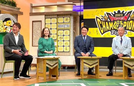 　「熱血！タイガース党」に出演し、浜中氏（左端）福本党首（右端）らと談笑する大山（右から２人目）＝球団提供